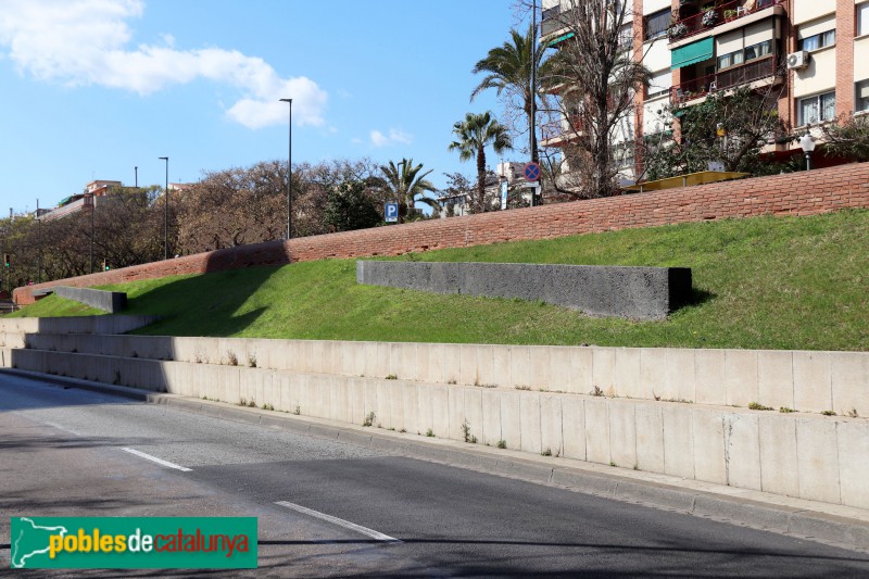 Barcelona - Mitjana escultòrica de l'Av. Rio de Janeiro (Foto: Albert Esteves, 2021) Barcelona - Mitjana escultòrica de l'Av. Rio de Janeiro