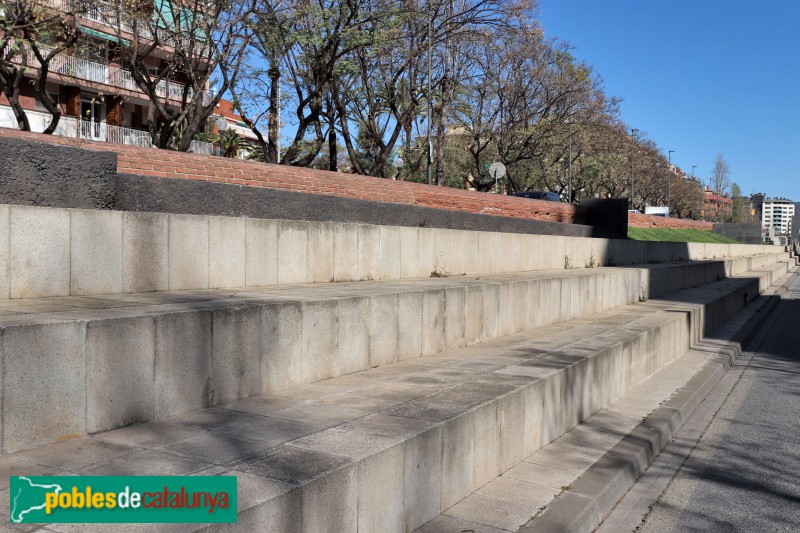 Barcelona - Mitjana escultòrica de l'Av. Rio de Janeiro