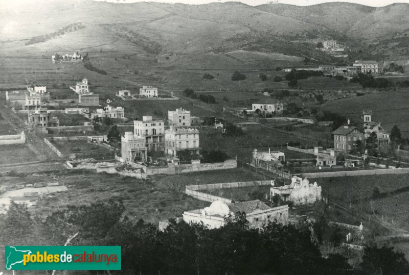 Masia de Can Peguera, en primer terme