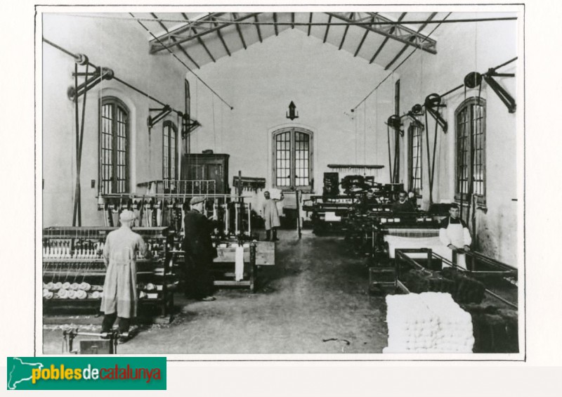 Institut Mental de la Santa Creu: Tel·lers de filatura (Foto: Arxiu Municipal del Districte d' Horta-Guinardó, c.1908) Institut Mental de la Santa Creu: Tel·lers de filatura