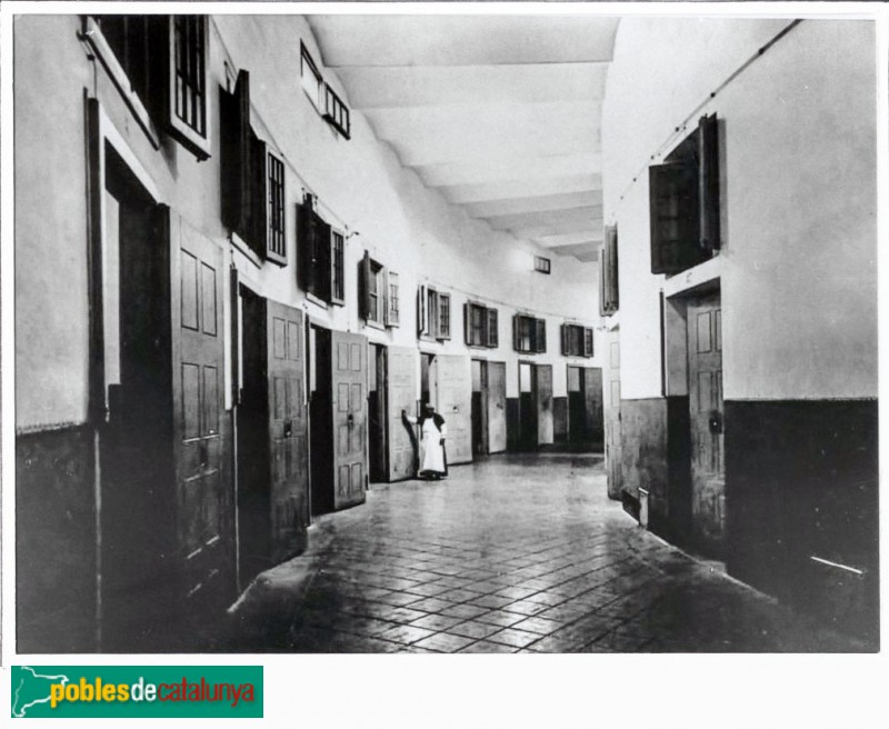 Institut Mental de la Santa Creu: Sala dels "Furiosos" (Foto: Arxiu Municipal del Districte d' Horta-Guinardó, c.1908) Institut Mental de la Santa Creu: Sala dels "Furiosos"
