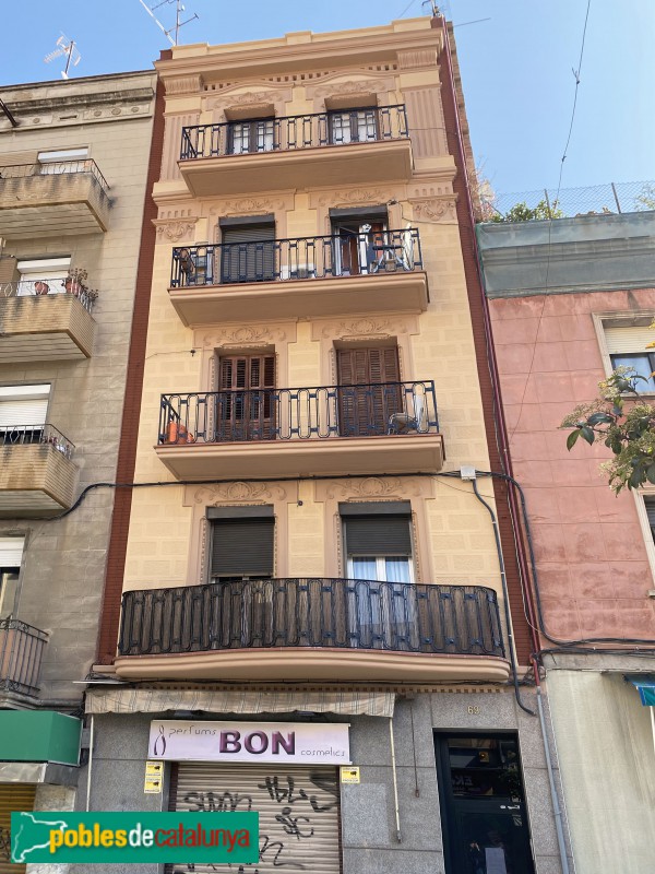 L'Hospitalet de Llobregat - Carrer Progrés, 69 (Foto: Albert Esteves, 2021) L'Hospitalet de Llobregat - Carrer Progrés, 69