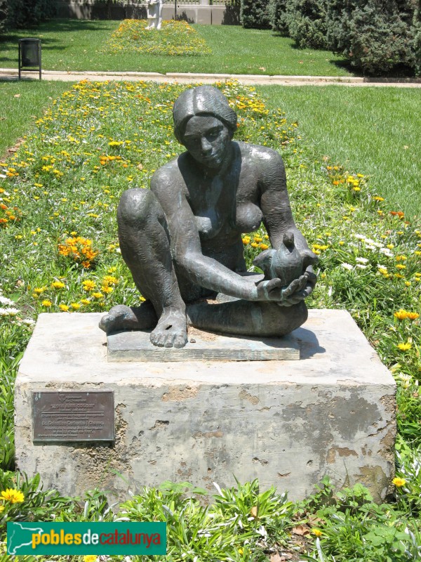 L'Hospitalet de Llobregat - Escultura Noia amb colom