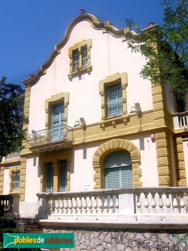 L'Hospitalet de Llobregat - Can Buxeres. Casa dels masovers (Foto: Albert Esteves, 2006) L'Hospitalet de Llobregat - Can Buxeres. Casa dels masovers