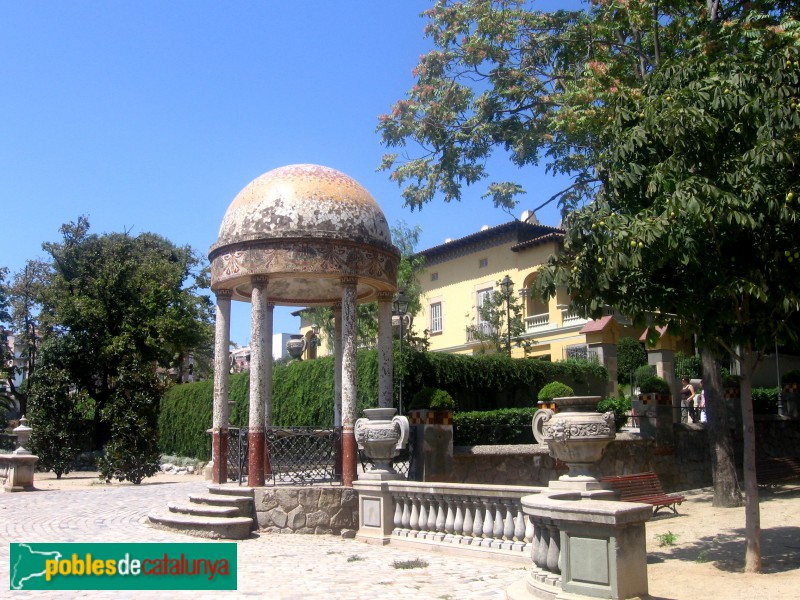 L'Hospitalet de Llobregat - Parc de Can Buxeres. Templet (Foto: Albert Esteves, 2006) L'Hospitalet de Llobregat - Parc de Can Buxeres. Templet