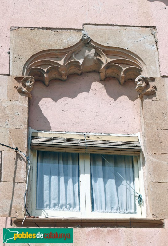 L'Hospitalet de Llobregat - Casa de les Finestres Gòtiques (Foto: Albert Esteves, 2021) L'Hospitalet de Llobregat - Casa de les Finestres Gòtiques