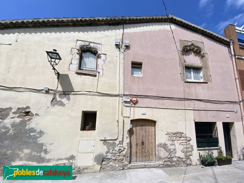 L'Hospitalet de Llobregat - Casa de les Finestres Gòtiques (Foto: Albert Esteves, 2021) L'Hospitalet de Llobregat - Casa de les Finestres Gòtiques