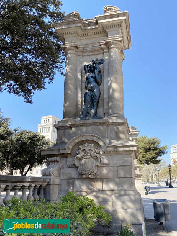 Barcelona - Escultura <i>Dona amb ángel</i> (Vicenç Navarro)