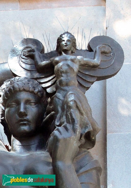 Barcelona - Escultura <i>Dona amb ángel</i> (Vicenç Navarro)