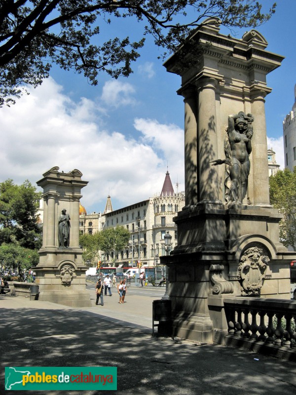 Barcelona - Pilars de la plaça Catalunya (Foto: Albert Esteves, 2007) Barcelona - Pilars de la plaça Catalunya