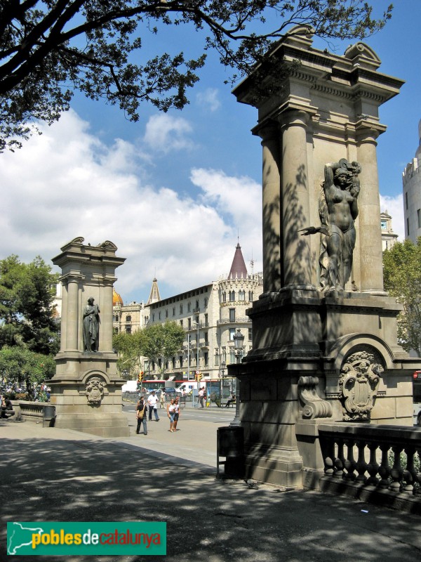 Barcelona - Pilars de la plaça Catalunya