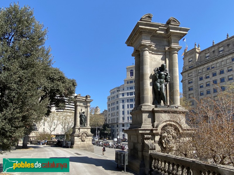 Barcelona - Els sis pilars de la plaça Catalunya (Foto: Albert Esteves, 2021) Barcelona - Els sis pilars de la plaça Catalunya
