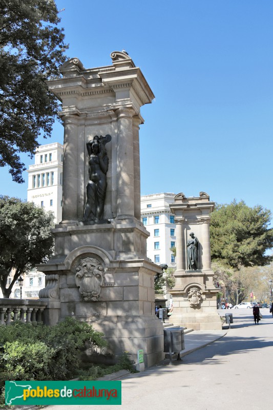 Barcelona - Els sis pilars de la plaça Catalunya (Foto: Albert Esteves, 2021) Barcelona - Els sis pilars de la plaça Catalunya