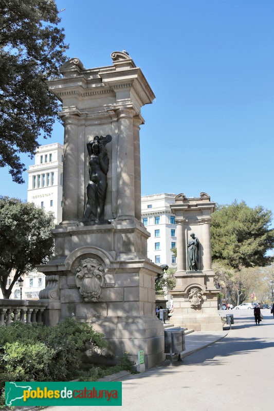 Barcelona - Els sis pilars de la plaça Catalunya