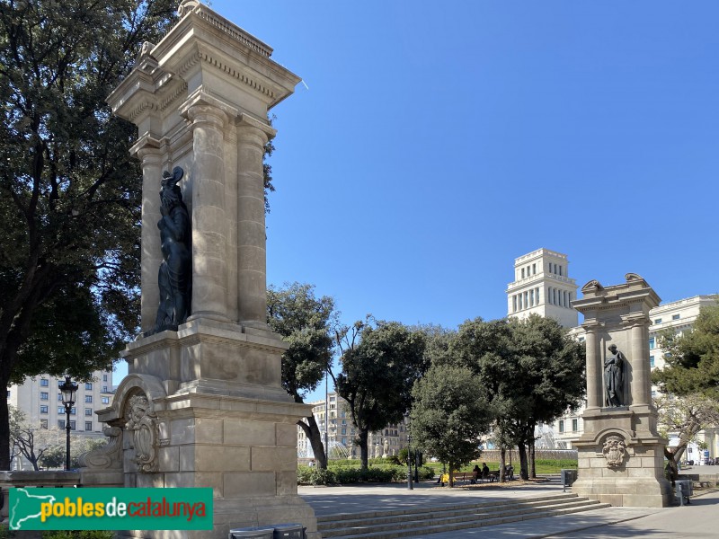 Barcelona - Els sis pilars de la plaça Catalunya (Foto: Albert Esteves, 2021) Barcelona - Els sis pilars de la plaça Catalunya