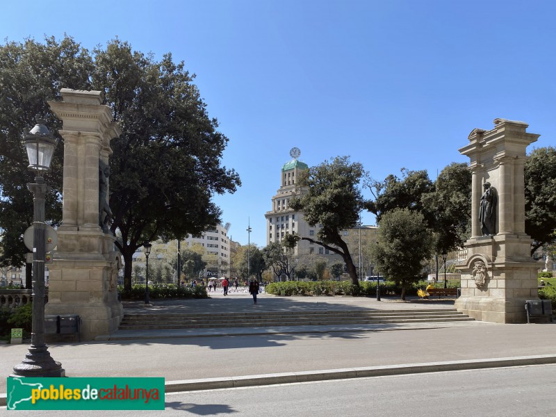 Barcelona - Els sis pilars de la plaça Catalunya (Foto: Albert Esteves, 2021) Barcelona - Els sis pilars de la plaça Catalunya