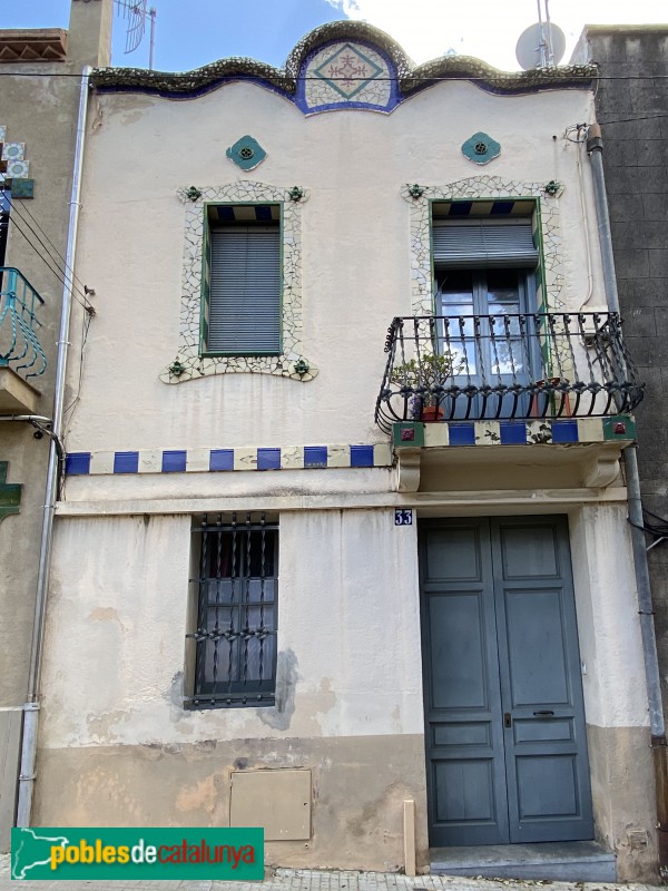 Cornellà de Llobregat - Carrer Ametller, 33 (Foto: Albert Esteves, 2021) Cornellà de Llobregat - Carrer Ametller, 33