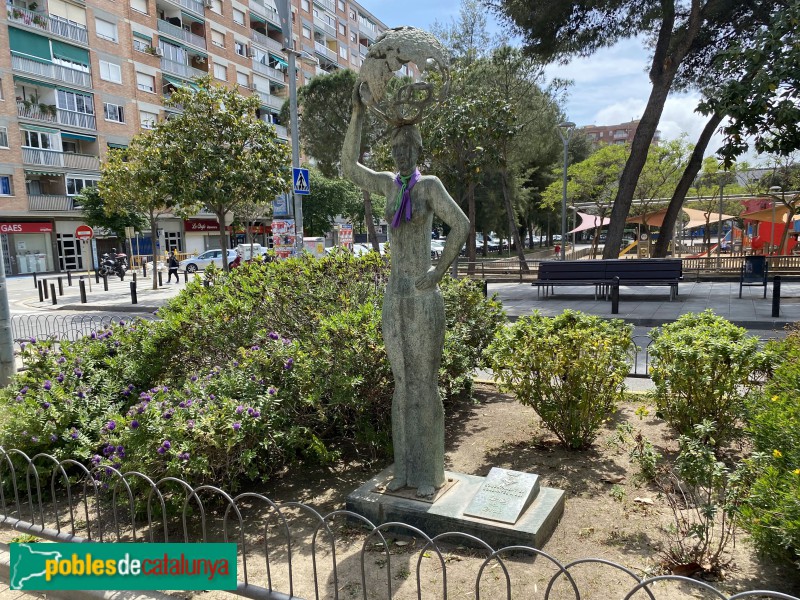 Cornellà de Llobregat - Escultura <i>La dona i el món</i> (Foto: Albert Esteves, 2021) Cornellà de Llobregat - Escultura <i>La dona i el món</i>