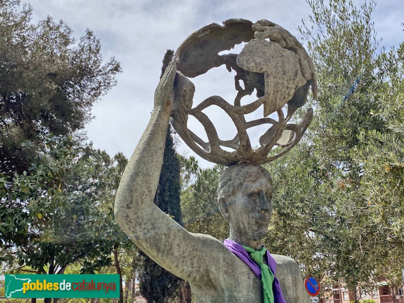 Cornellà de Llobregat - Escultura <i>La dona i el món</i> (Foto: Albert Esteves, 2021) Cornellà de Llobregat - Escultura <i>La dona i el món</i>