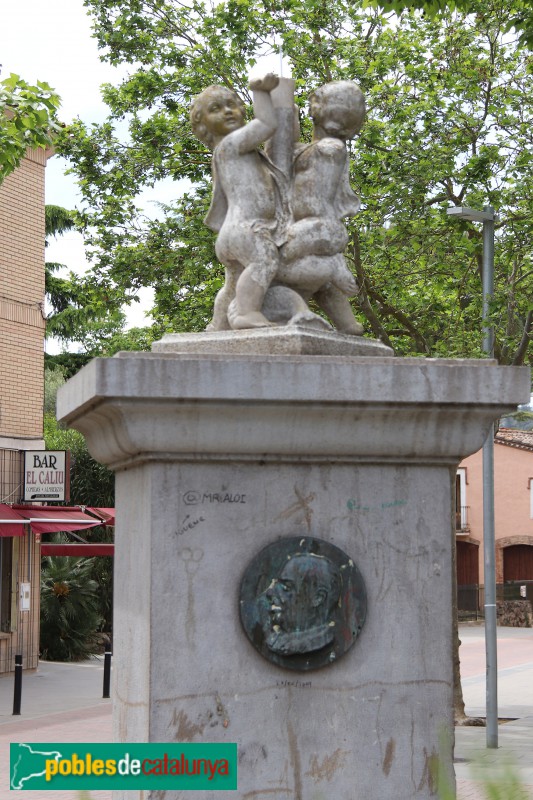 Begues - Plaça Camilo Riu (Foto: Albert Esteves, 2021) Begues - Plaça Camilo Riu