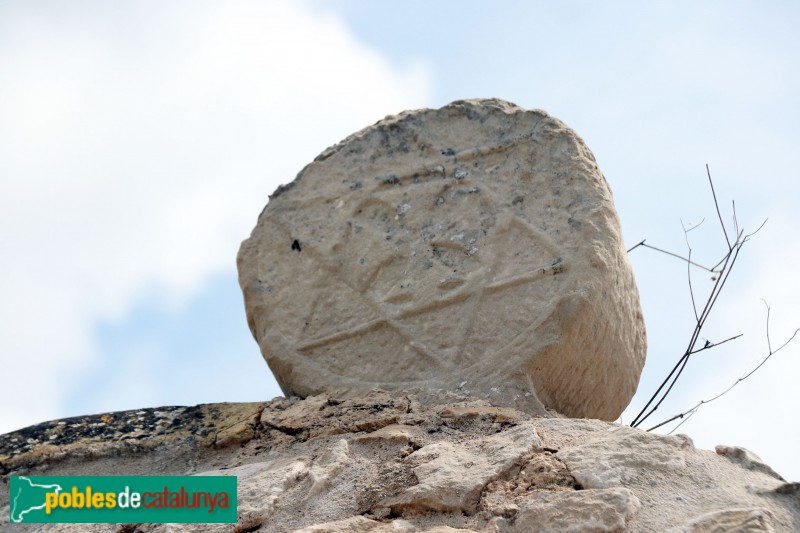 Vinaixa - Cementiri. Estela discoidal (Foto: Albert Esteves, 2021) Vinaixa - Cementiri. Estela discoidal