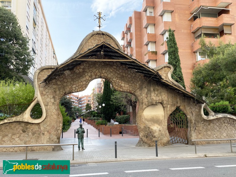 Foto de Barcelona - Tanca i portal de la finca Miralles