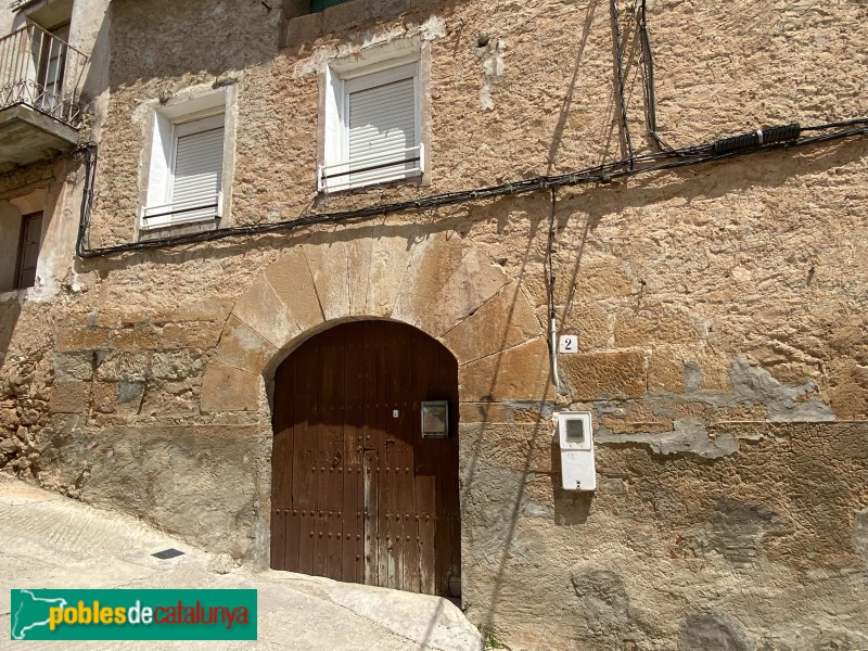 El Cogul - Casa amb portal adovellat (Foto: Albert Esteves, 2021) El Cogul - Casa amb portal adovellat