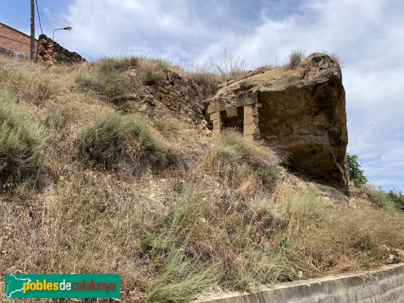 El Cogul - Curiosa construcció sota una balma (Foto: Albert Esteves, 2021) El Cogul - Curiosa construcció sota una balma