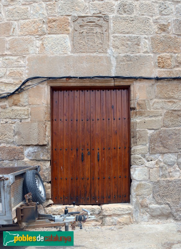 Castelldans - Porta amb l'escut d'Escaladei (Foto: Albert Esteves, 2021) Castelldans - Porta amb l'escut d'Escaladei