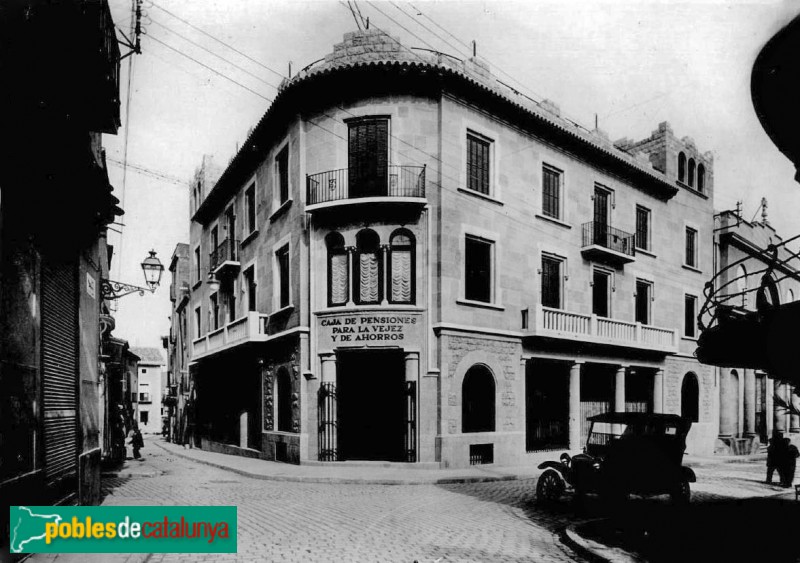 Sabadell - Edifici de la Caixa de Pensions, abans de la remunta