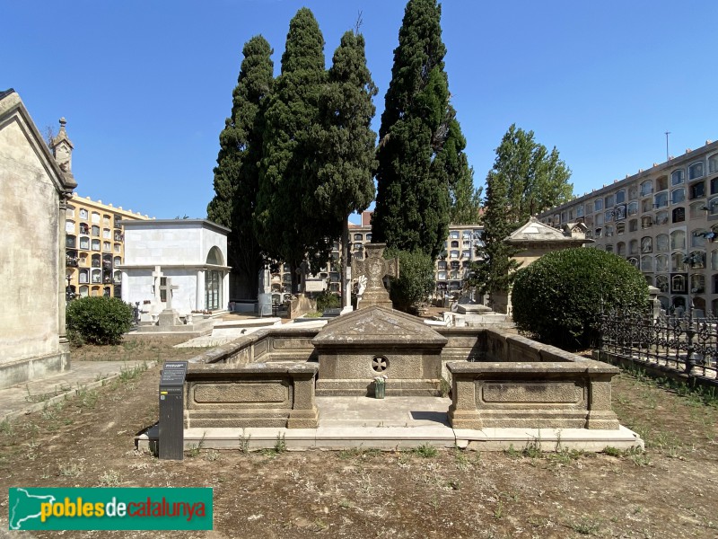 Barcelona - Cementiri de les Corts. Sepulcre Cuyàs