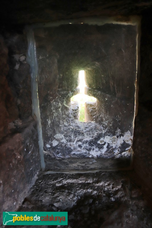 La Floresta - Torre del castell. Espitllera, vista des de l'interior (Foto: Albert Esteves, 2021) La Floresta - Torre del castell. Espitllera, vista des de l'interior