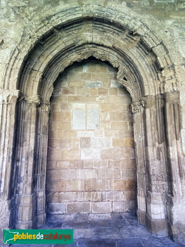 Tortosa - Claustre de la catedral. Porta de la desapareguda sala capitular