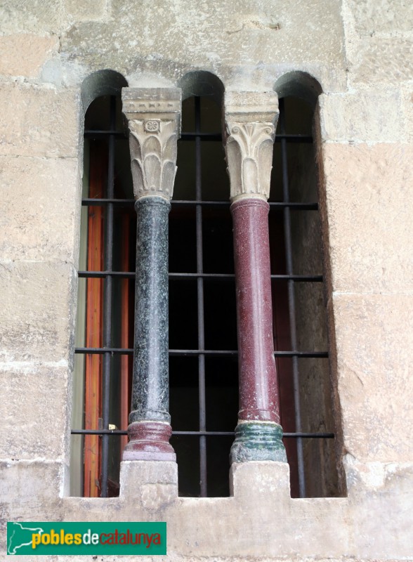 Tortosa - Claustre de la catedral. Finestra amb columnes de marbre