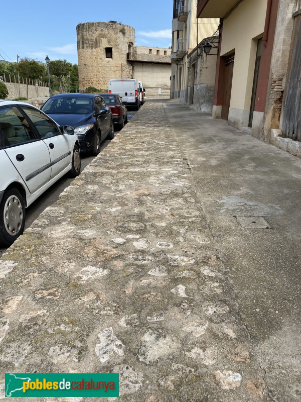 Tortosa - Basament de la muralla del segle XIV i Torre del Cèlio (Foto: Albert Esteves, 2021) Tortosa - Basament de la muralla del segle XIV i Torre del Cèlio