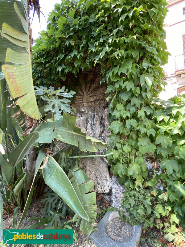 Vilassar de Mar - Can Bisa. Capelleta de la Verge de Montserrat al jardí