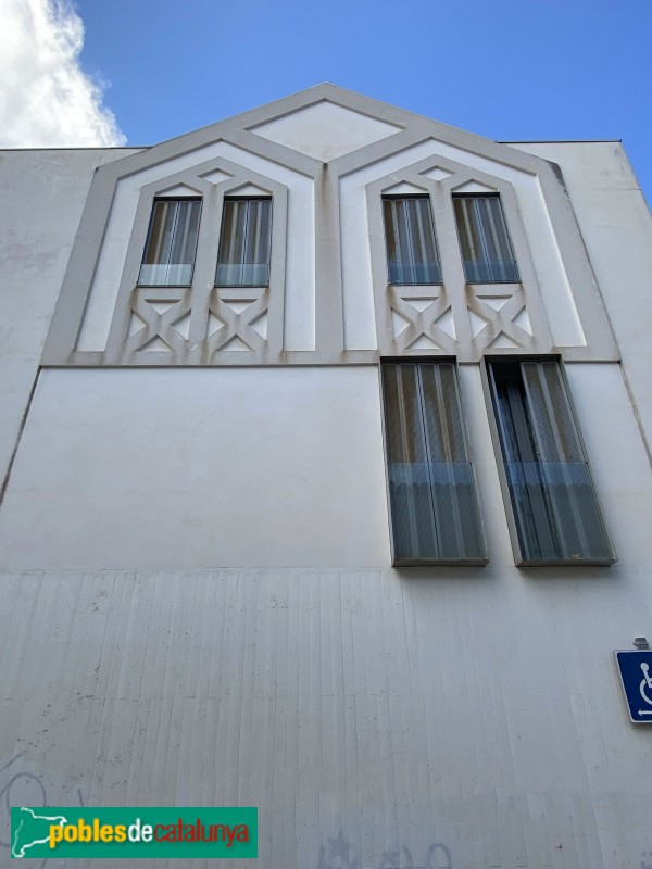 Vilassar de Mar - Habitatges Can Bisa. Frontal de l'antiga fàbrica. (Foto: Albert Esteves, 2021) Vilassar de Mar - Habitatges Can Bisa. Frontal de l'antiga fàbrica.