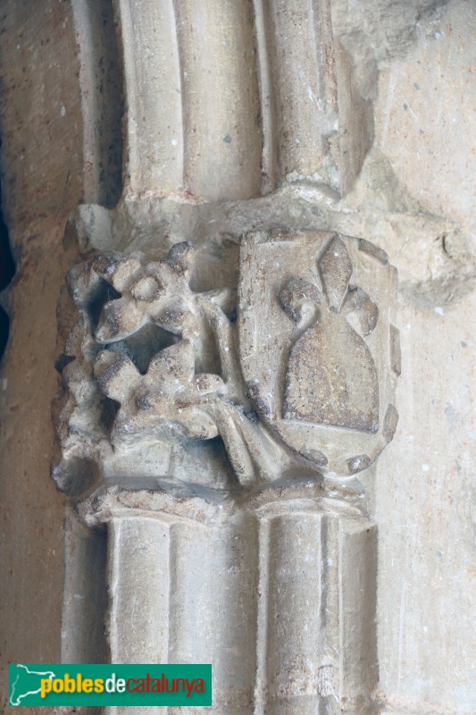 Tortosa - Santuari de la Mare de Déu dels Àngels de la Petja, Capitell amb l'escut dels Montbrú