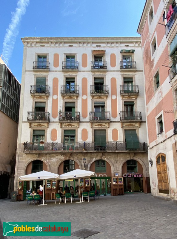 Barcelona - Carrer dels Ases, 3. Façana de la plaça