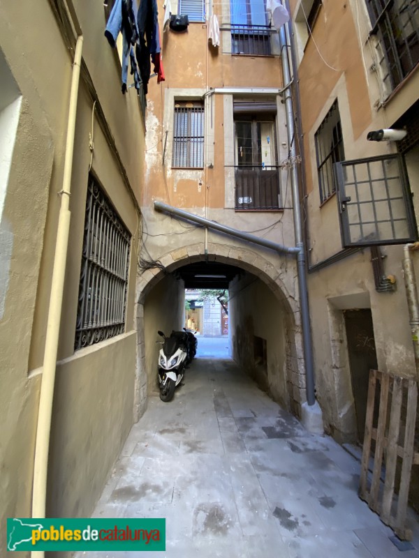 Barcelona - Arc del carrer Pou de l'Estanc (Foto: Albert Esteves, 2021) Barcelona - Arc del carrer Pou de l'Estanc