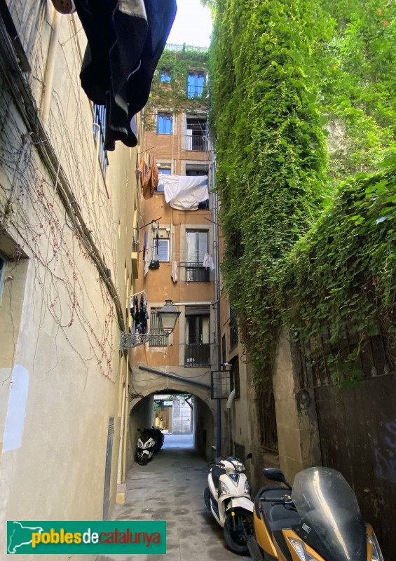 Barcelona - Carrer Pou de l'Estanc (Foto: Albert Esteves, 2021) Barcelona - Carrer Pou de l'Estanc