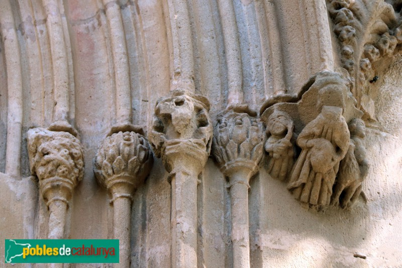 Vilassar de Dalt - Església de Sant Genís. Portal gòtic (Foto: Albert Esteves, 2021) Vilassar de Dalt - Església de Sant Genís. Portal gòtic