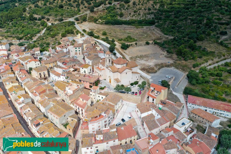 Figuerola del Camp - El poble, amb l'església