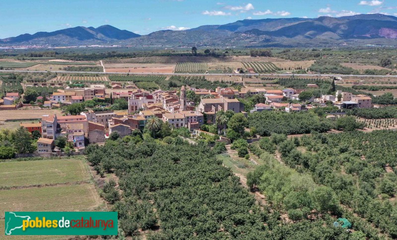La Masó - Panoràmica de la Masó, amb l'església (Foto: Francesc Vidal-Barraquer, 2021) La Masó - Panoràmica de la Masó, amb l'església