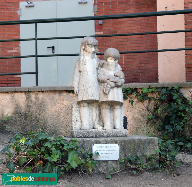 Barcelona - Llars Mundet. Escultura La Infància