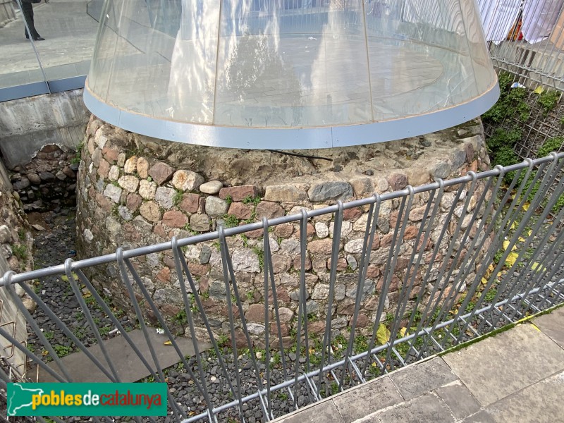 Granollers - Base d'una torre cilíndrica de la muralla -plaça Maluquer- (Foto: Albert Esteves, 2021) Granollers - Base d'una torre cilíndrica de la muralla -plaça Maluquer-