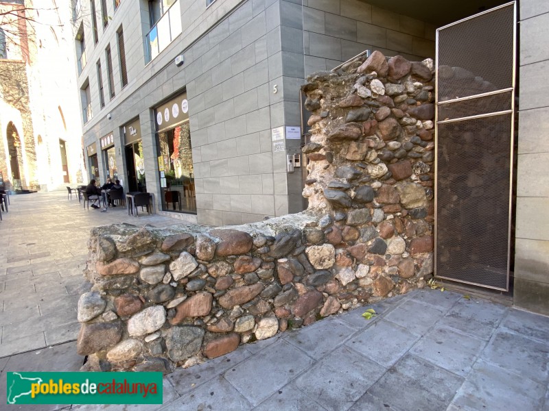 Granollers - Tram de muralla. Plaça de l'Església (Foto: Albert Esteves, 2021) Granollers - Tram de muralla. Plaça de l'Església