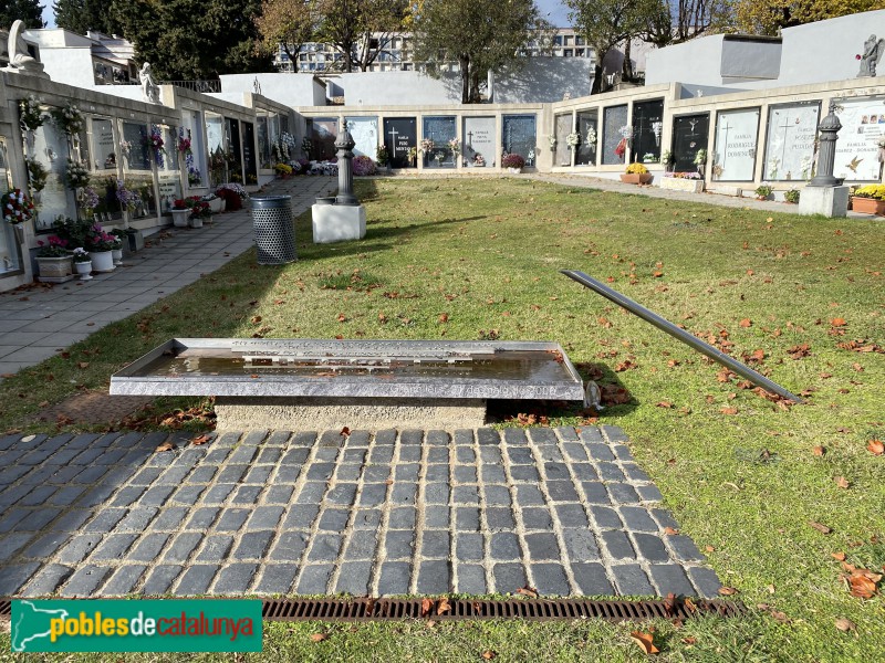 Granollers - Cementiri. En primer pla, monument en homenatge als morts de l'any 1938