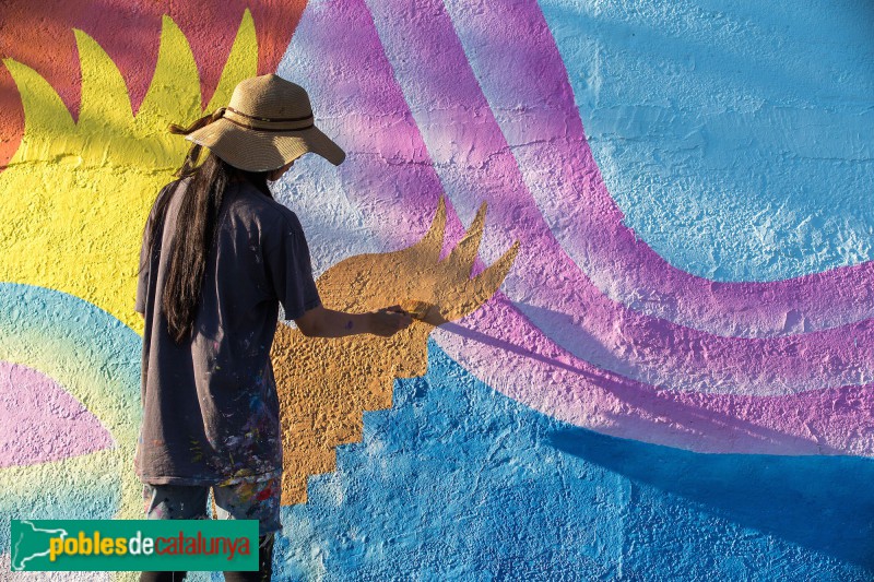 Granollers - Mina Hamada pintant el mural a Roca Umbert