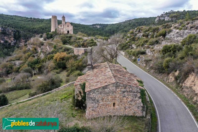 Pontils - Santa Susanna de Santa Perpètua de Gaià, amb el castell al fons (Foto: Francesc Vidal-Barraquer, 2021) Pontils - Santa Susanna de Santa Perpètua de Gaià, amb el castell al fons